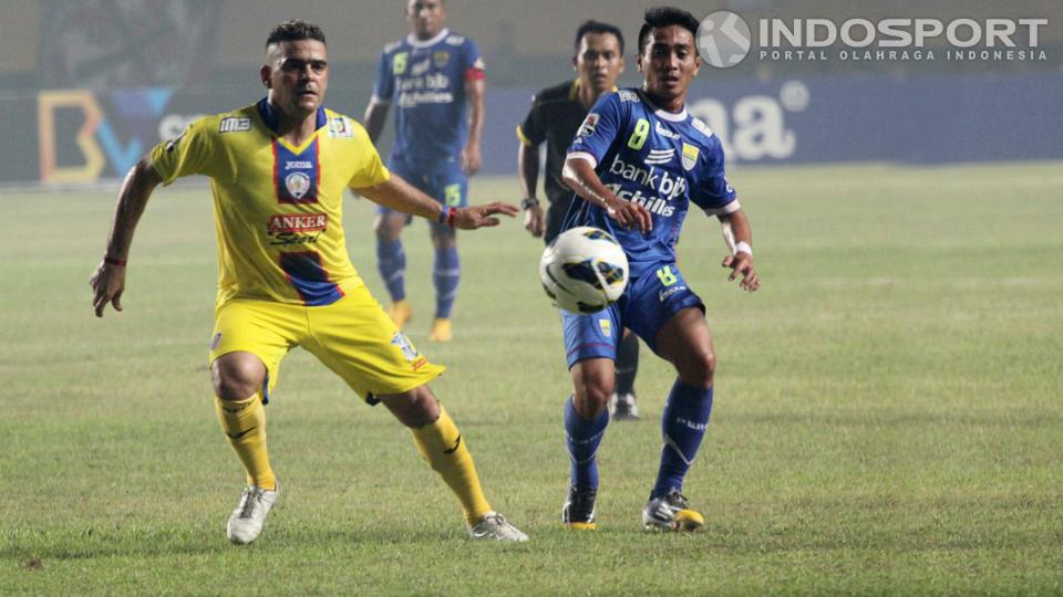 Gelandang Persib Bandung M. Taufik selalu menjaga ketat pergerakan Cristian Gonzales.